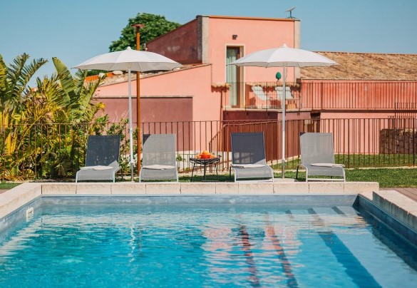 The pool measures 10 x 5 m with a constant depth of 1.40 m - Villa Sumac