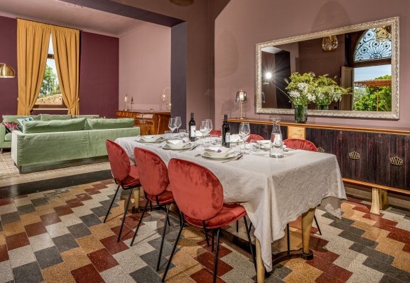 The elegant dining room at the entrance - Villa Sumac