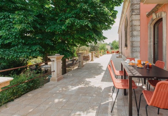 The tables for outdoor breakfasts on the terrace - Villa Sumac