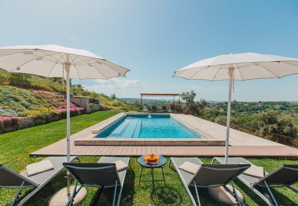 The pool terrace with wood-like decking - Villa Sumac