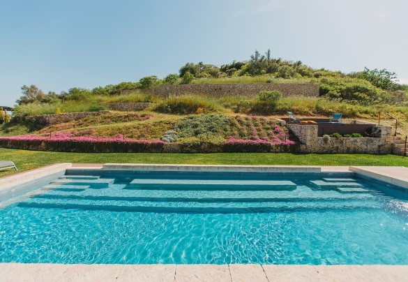 The pool is coated with painted cement - Villa Sumac