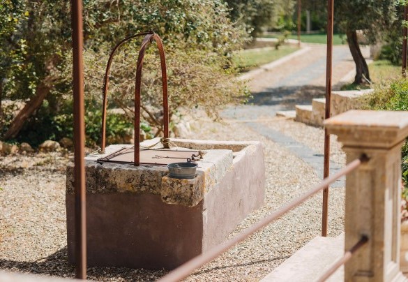 Il pozzo caratteristico nel cortile - Villa Sumac