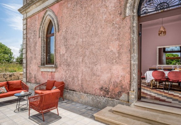 Three steps lead to the entrance of the villa - Villa Sumac
