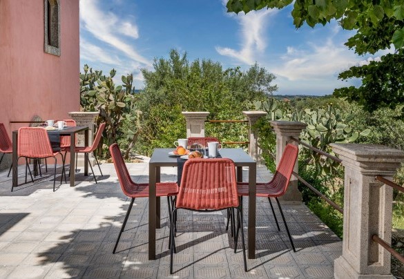 The tables for outdoor breakfast on the terrace - Villa Sumac