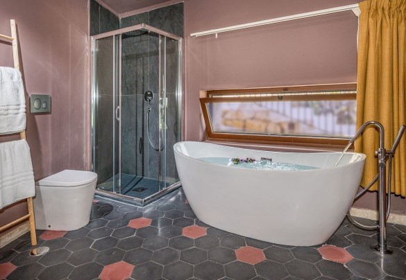 The ensuite bathroom n.2 with bath and shower - Villa Sumac