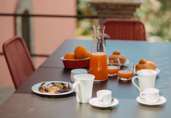 The tables for outdoor breakfasts on the terrace - Villa Sumac