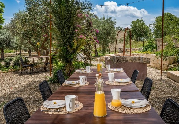 The large dining table in the garden - Villa Sumac