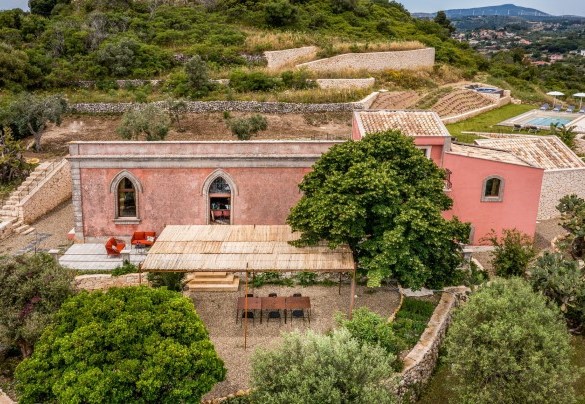 The courtyard seen from above - Villa Sumac