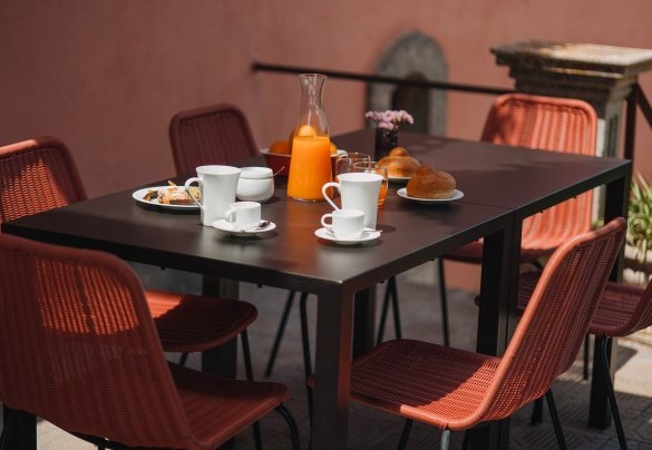The tables for outdoor breakfasts on the terrace - Villa Sumac