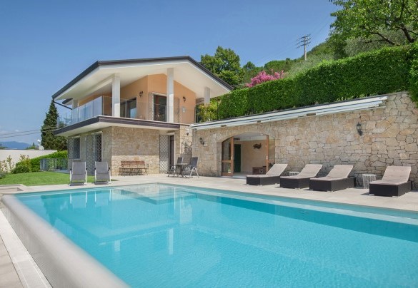 You enter the Lounge area with bathroom directly from the pool area - Villa Sybille
