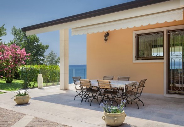 At the east side of the Villa you find another table to enjoy the morning sun - Villa Sybille