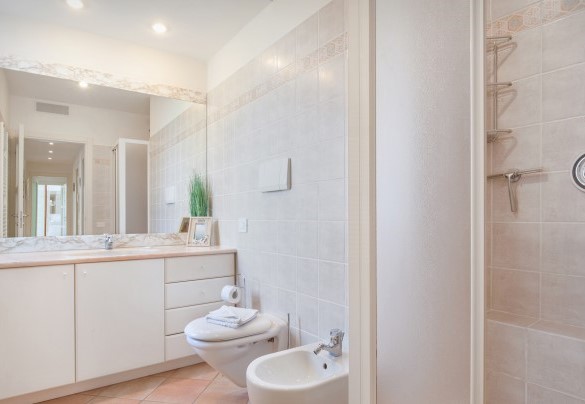 Bathroom with shower located between the double bedroom (2) and double room with single beds (4) - Villa Sybille