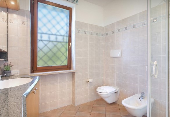 Bathroom with shower near the kitchen at the 1st floor - Villa Sybille