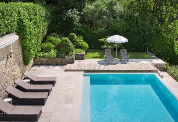 The pool is surrounded by a sunbathing area arrranged with sunbeds and umbrellas - Villa Sybille