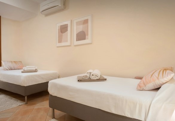 Double room with single beds (4) downstairs - Villa Sybille