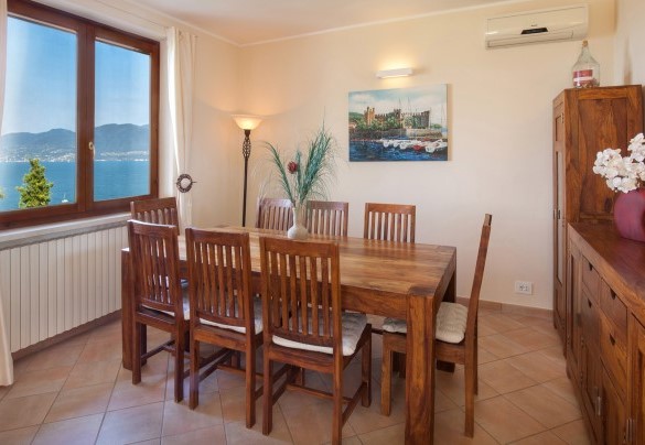 Inside dining table with lakeview - Villa Sybille