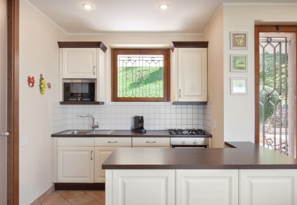 Open space kitchen with comfortable counter - Villa Sybille