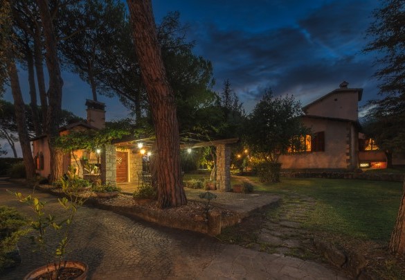L’Annesso tra il parcheggio e la villa con pergola, barbecue in muratura e cucina - Villa Sylva