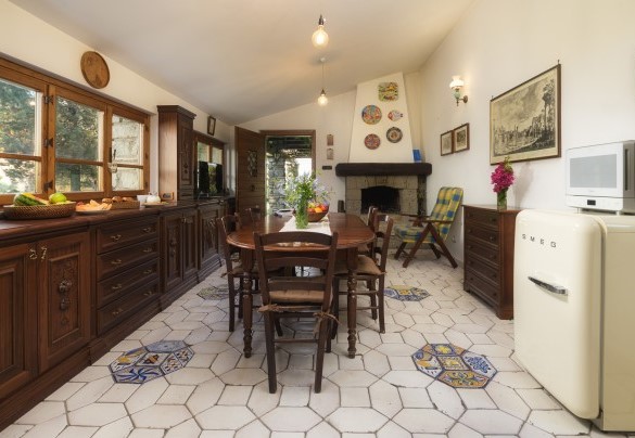 Cucina dell’Annesso collegata alla pergola di glicine - Villa Sylva 