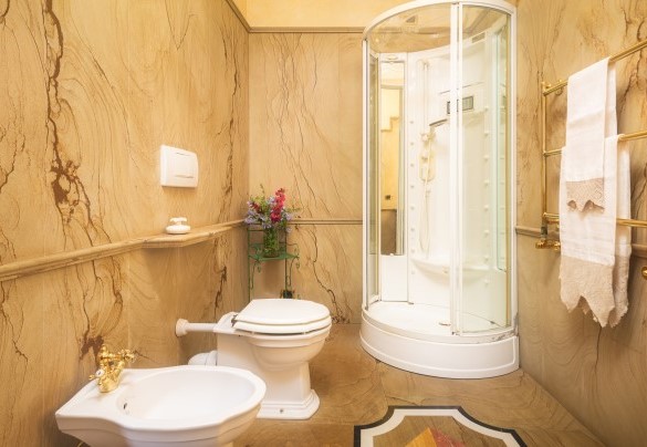 Bagno con doccia n.2 comunicante con la stanza armadi - Villa Sylva