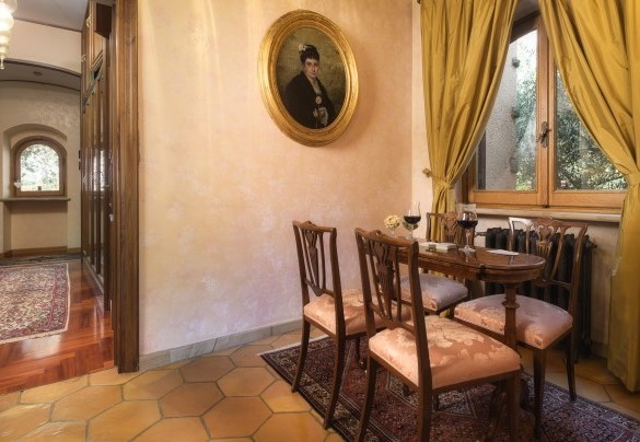 Tavolo da gioco liberty nel salotto sopraelevato e stanza armadi - Villa Sylva