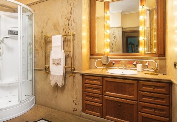 Bagno con doccia n.2 comunicante con la stanza armadi - Villa Sylva