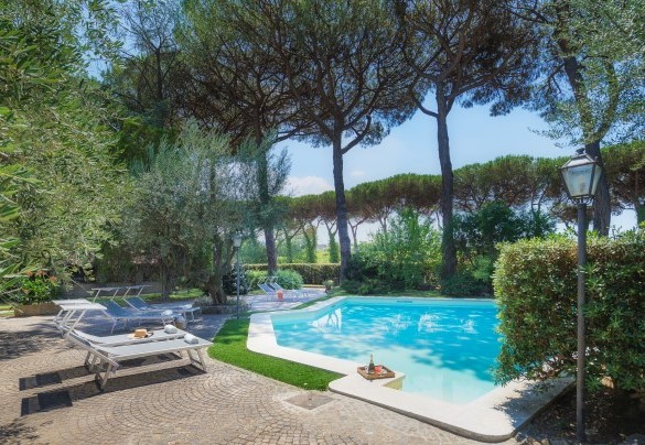 La piscina dista 8 m dal portico della villa e si trova al suo stesso livello - Villa Sylva