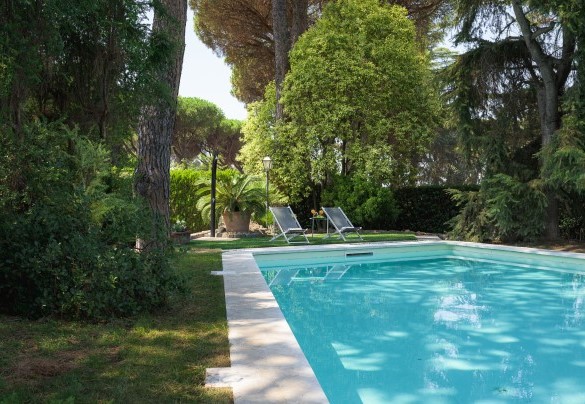 La piscina ha profondità crescente da 110 cm a 180 cm - Villa Sylva