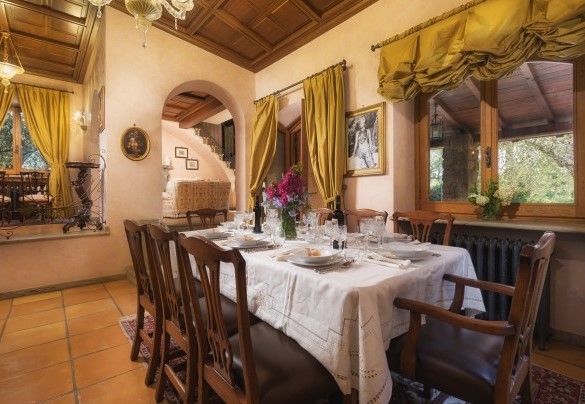 Sala da pranzo in open col salotto sopraelevato e uscita nel portico - Villa Sylva