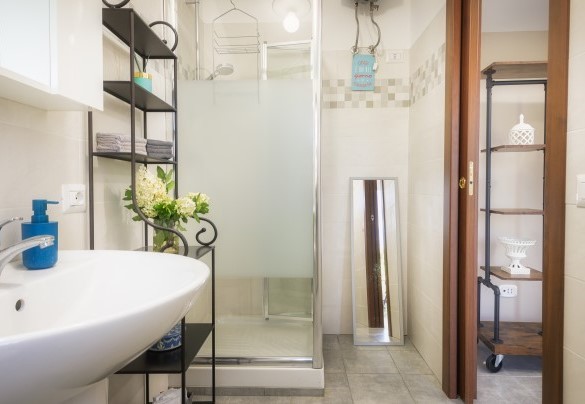 Bagno con doccia n.4 en-suite alla camera n.4 in Dependance - Villa Sylva