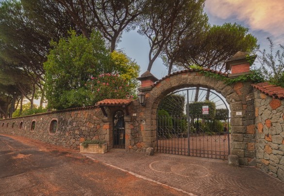 Il cancello carrabile automatico e quello pedonale all’ingresso del parco - Villa Sylva