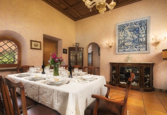 Sala da pranzo, portone d’ingresso, porta della cucina - Villa Sylva 