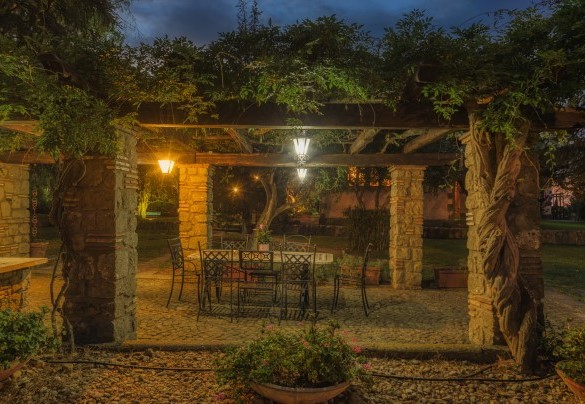 La pergola in glicine dell’Annesso collegata alla cucina - Villa Sylva 