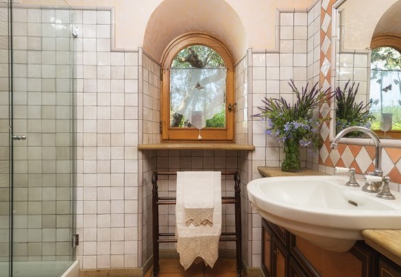 Bagno con doccia n.1 accanto alla cucina - Villa Sylva