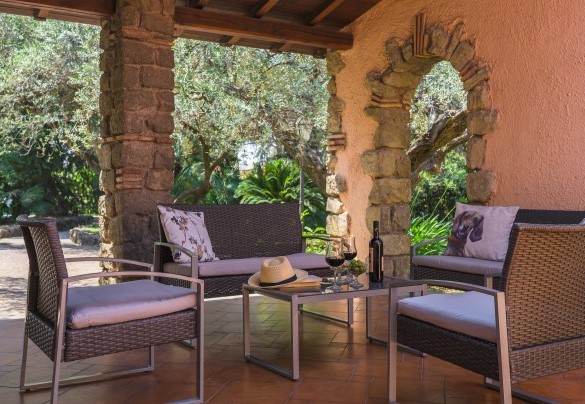 Il living nel portico tra la sala da pranzo e la piscina - Villa Sylva