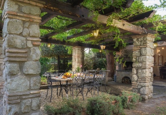La pergola in glicine dell’Annesso collegata alla cucina - Villa Sylva