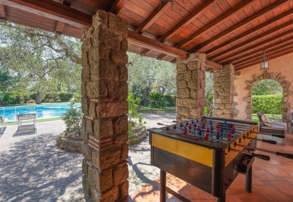 Il portico collegato alla sala da pranzo a un passo dalla piscina - Villa Sylva