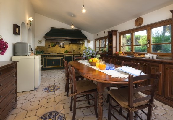 Cucina dell’Annesso con tavolo da pranzo - Villa Sylva 