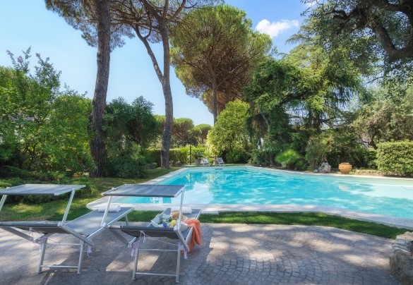 La piscina a forma di ottagono irregolare misura 100 mq - Villa Sylva 