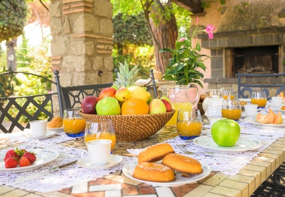 La pergola dell’Annesso con tavolo da pranzo e barbecue in muratura - Villa Sylva