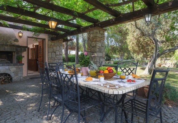La pergola in glicine dell’Annesso collegata alla cucina - Villa Sylva