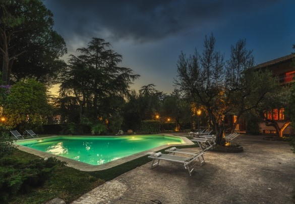 I bagliori del tramonto sui cieli di Roma - Villa Sylva 