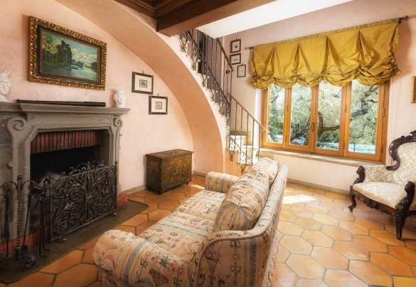 Salotto sopraelevato in open con la sala da pranzo - Villa Sylva
