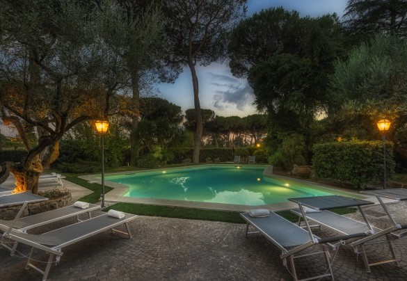 La piscina rivestita in pvc e illuminata internamente - Villa Sylva