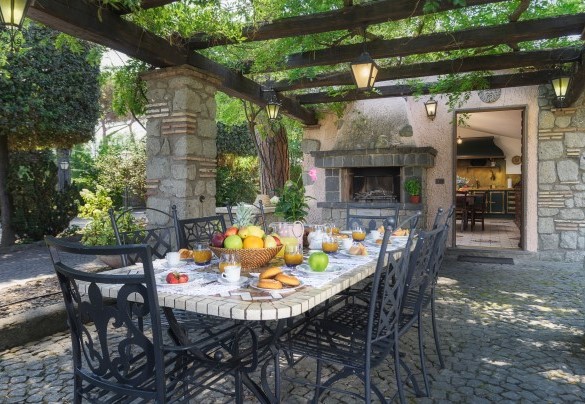 L’Annesso tra il parcheggio e la villa con pergola, barbecue in muratura e cucina - Villa Sylva