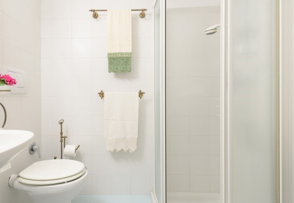 Bagno con doccia n.3 nel piano interrato con accesso da scala esterna - Villa Sylva