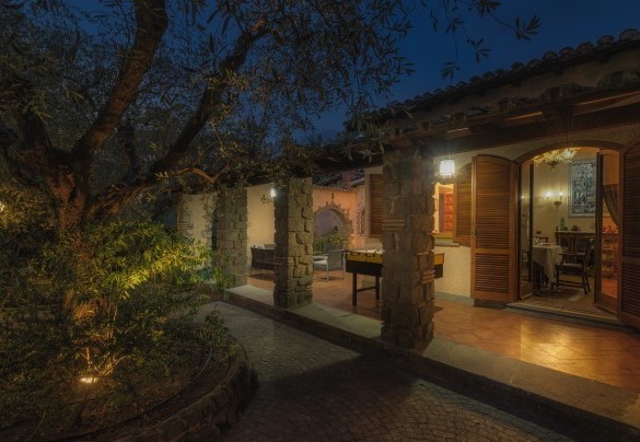 Il portico, collegato alla sala da pranzo, illuminato dalle luci soffuse - Villa Sylva