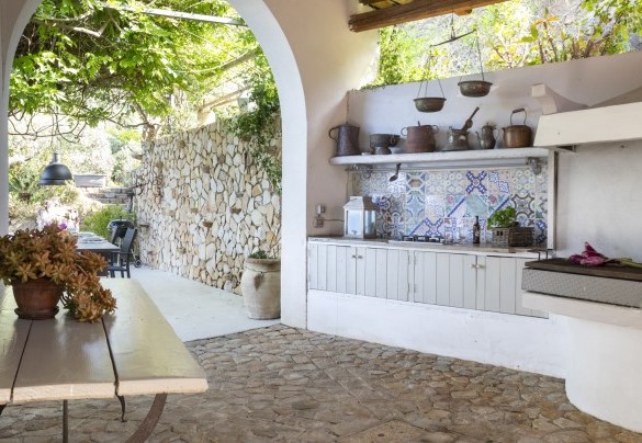 The masonry outdoor kitchen - Villa Talia