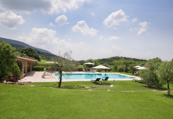 La piscina è immersa nel verde  - Villa Tenuta Campetti