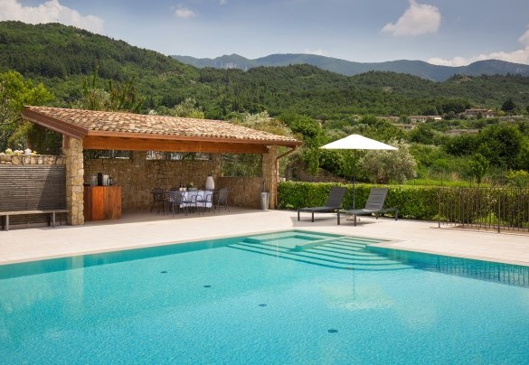 La piscina ha una zona attrezzata con tavolo e sedie - Villa Tenuta Campetti